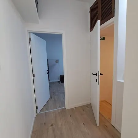 Modern Aan Zee En Station Apartment *