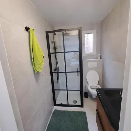 Modern Aan Zee En Station Apartment