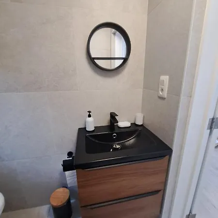 Modern Aan Zee En Station Apartment